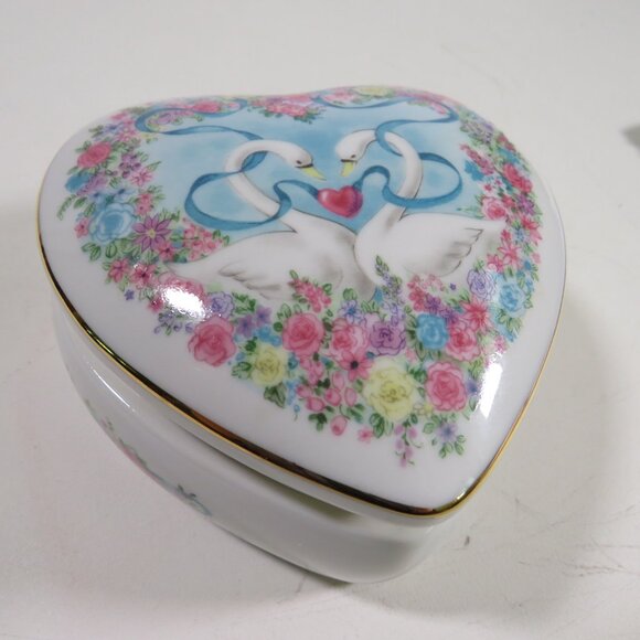 Swan Heart Ceramic Jewelry Box Music Box "Love is a many Splendored Thing" - Picture 1 of 9